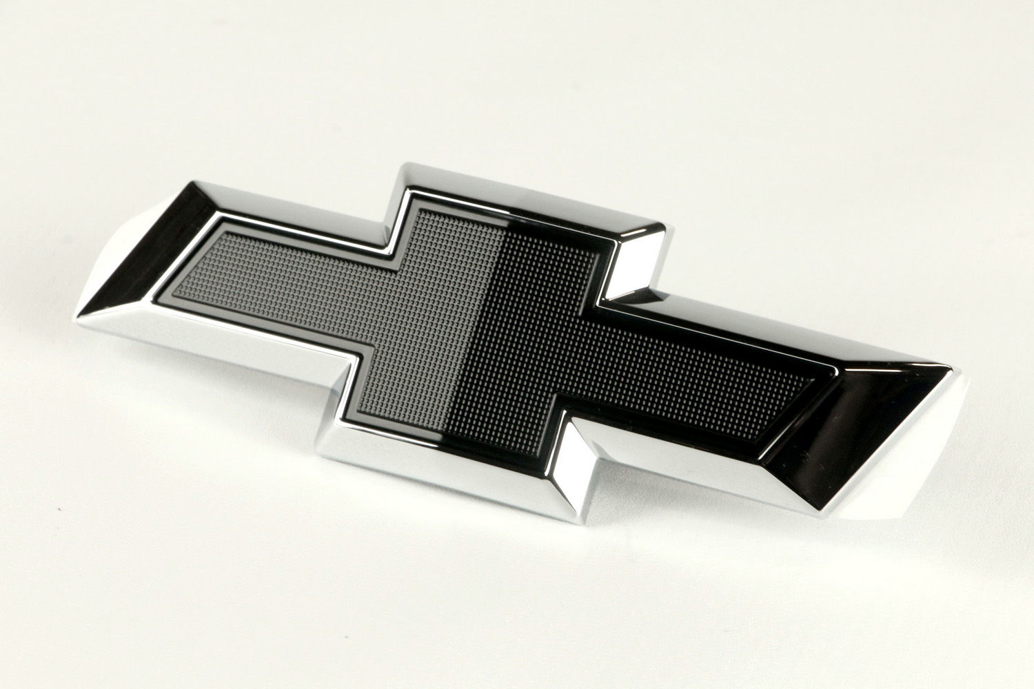 Emblema gravata Chevrolet - traseiro - 52157119 - Prisma B