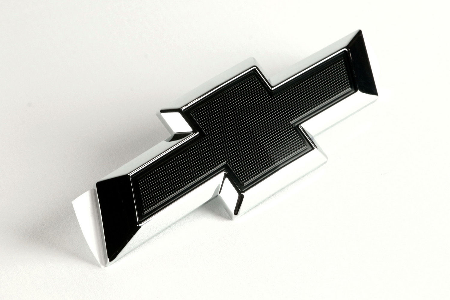 Emblema gravata Chevrolet - traseiro - 52157119 - Prisma B