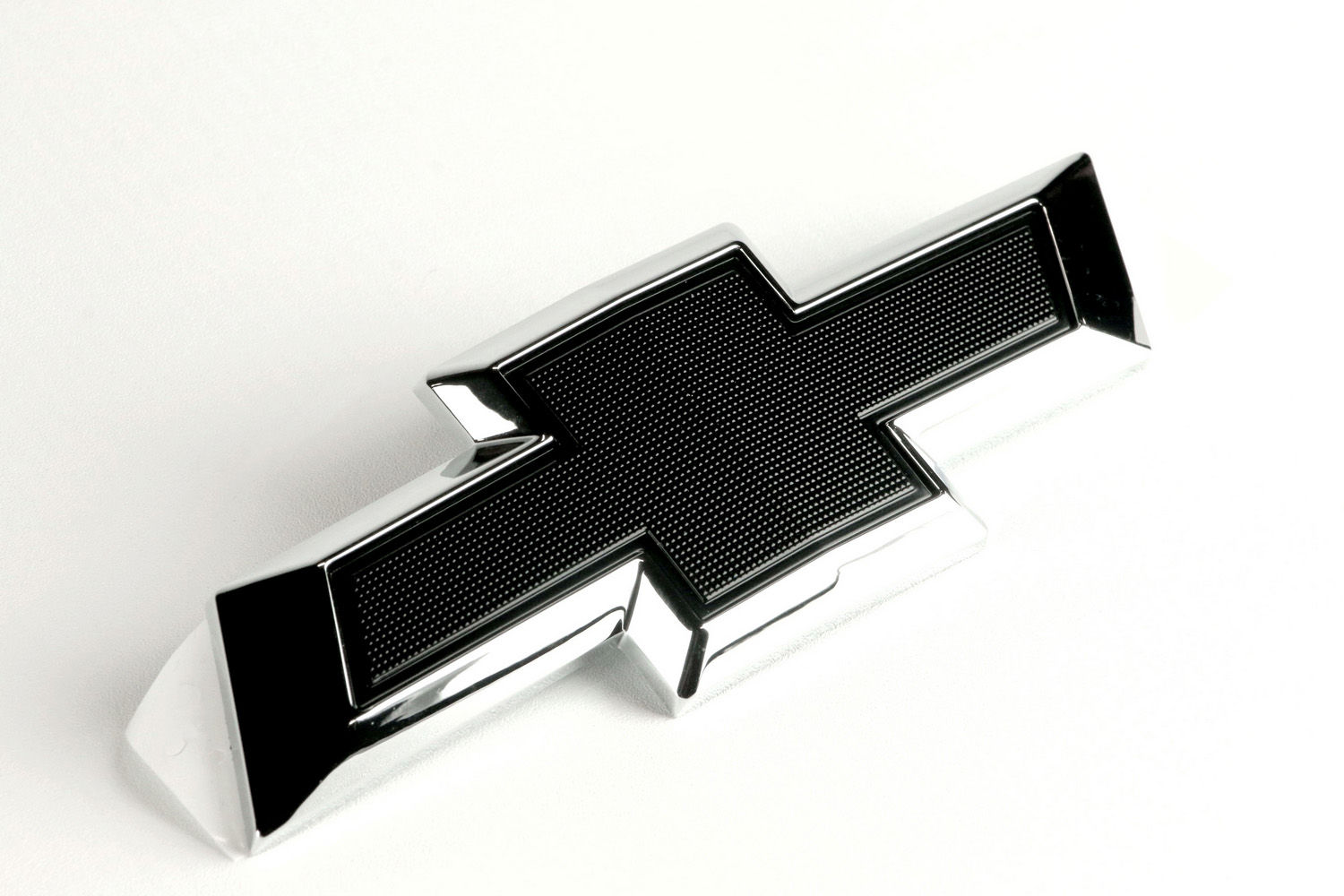 Emblema gravata Chevrolet - traseiro - 52157119 - Prisma B