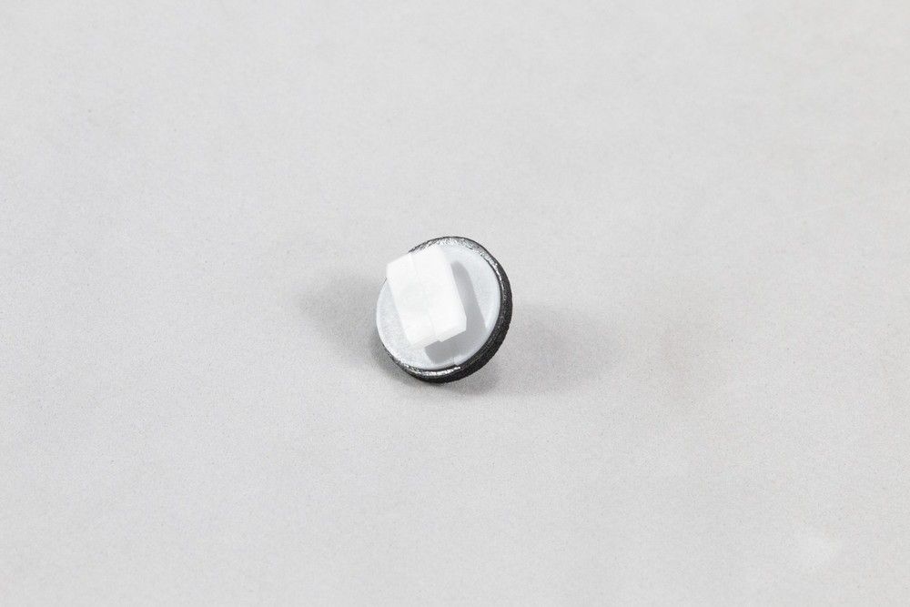 Retentor moldura traseira inferior lateral - 94757326 - TrailBlazer, Onix/Joy Ger.1, Onix A Hatch