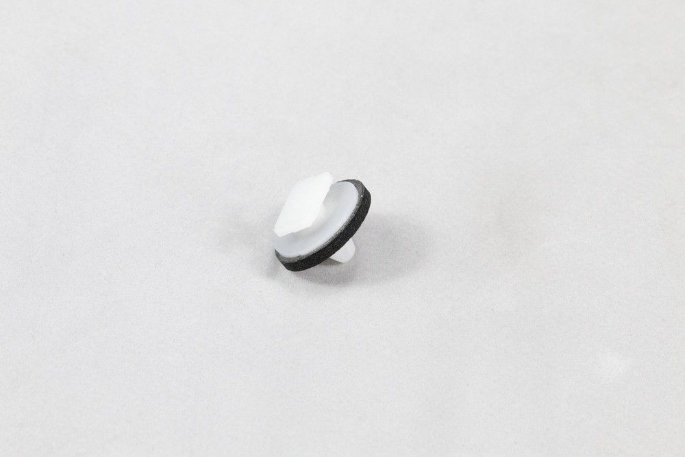 Retentor moldura traseira inferior lateral - 94757326 - TrailBlazer, Onix/Joy Ger.1, Onix A Hatch
