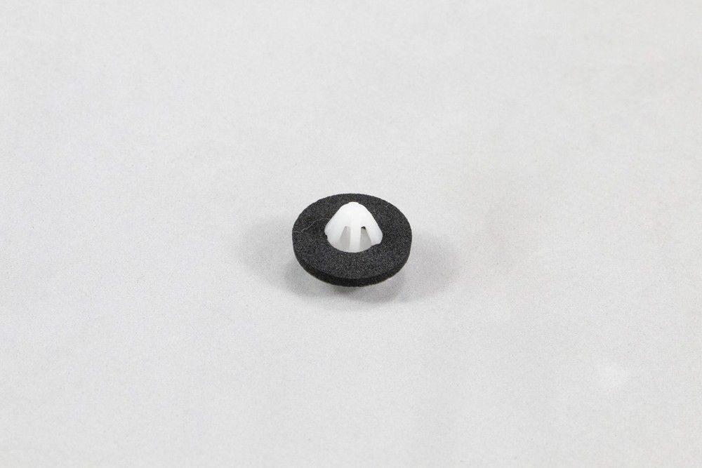 Retentor moldura traseira inferior lateral - 94757326 - TrailBlazer, Onix/Joy Ger.1, Onix A Hatch