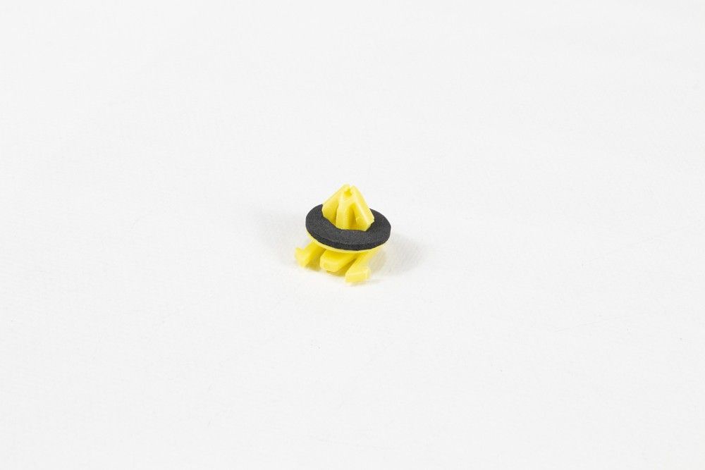 Retentor moldura traseira inferior lateral - 11570847 - Tracker, TrailBlazer, Tracker C